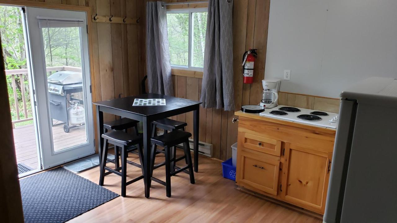 Parkway Cottage Resort And Trading Post Dwight Eksteriør bilde