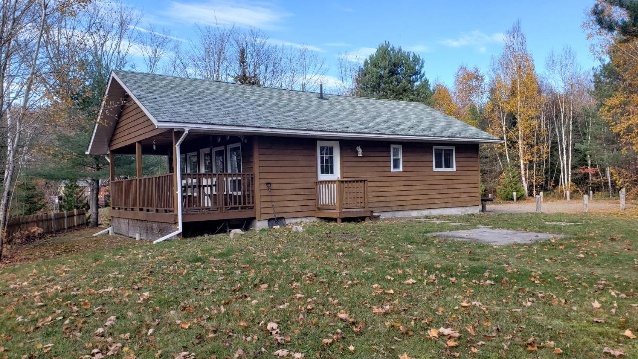 Parkway Cottage Resort And Trading Post Dwight Eksteriør bilde