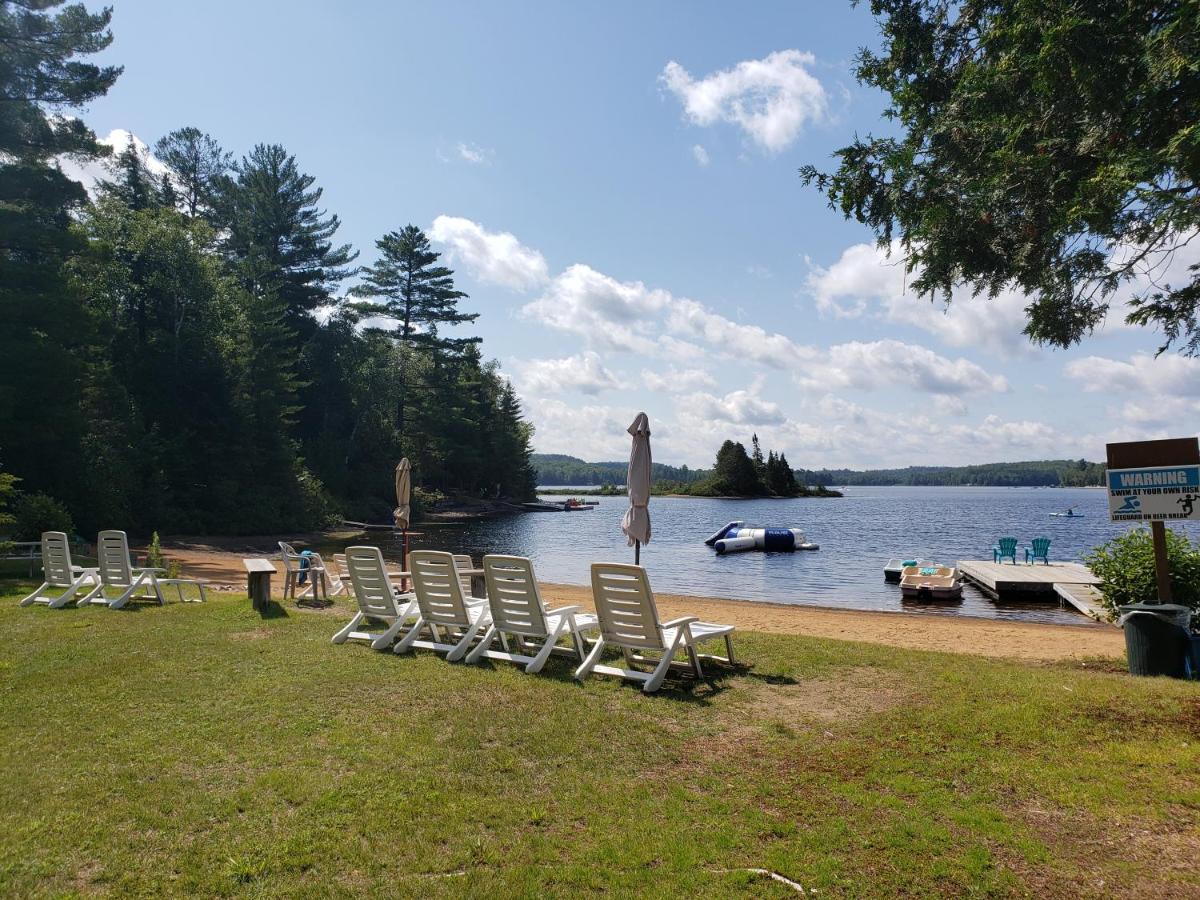 Parkway Cottage Resort And Trading Post Dwight Eksteriør bilde